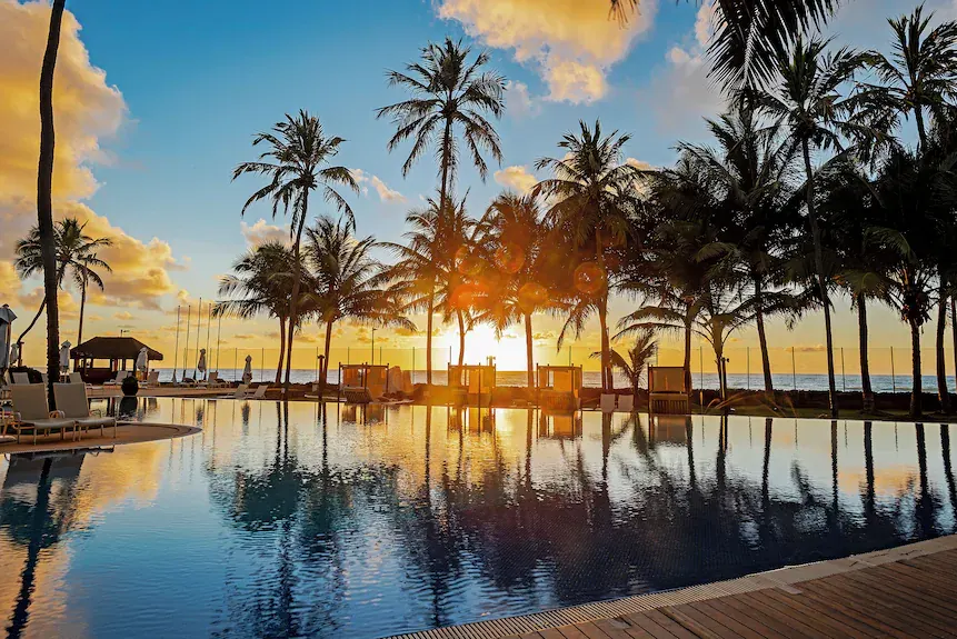 Pôr do sol na piscina do Jatiúca Hotel & Resort