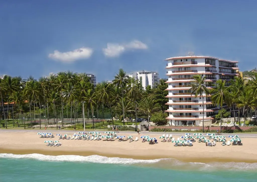 Praia e torre do Jatiúca Hotel & Resort